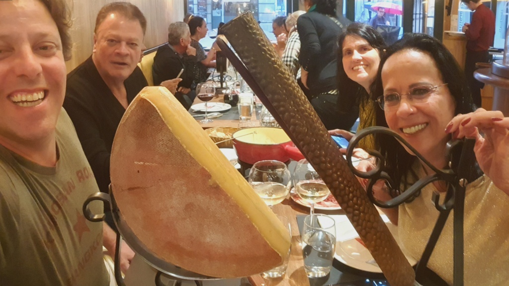 Quer experimentar “A Raclette”? Vá a Strasbourg, no Le Cloche a Fromage ...